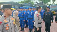 Kapolda Banten, Irjen Pol Abdul Karim, Mengecek kesiapan personelnya yang berjaga selama Nataru. (Kamis, 21/12/2023). (Yandhi Deslatama/Liputan6.com).