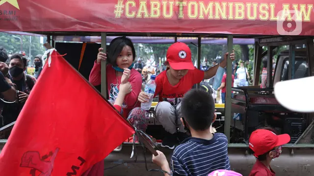 Anak-Anak di Bawah Umur Disertakan dalam Aksi Tolak UU Cipta Kerja