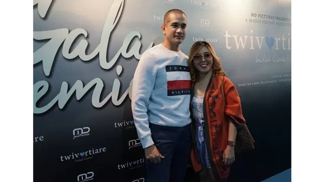 Umumkan Kehamilan, Ini 5 Potret Mesra Okan Kornelius Bareng Istri