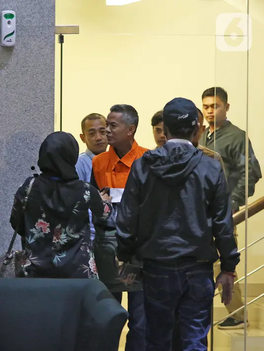 Komisioner KPU Wahyu Setiawan (ketiga kiri) usai menjalani pemeriksaan di Gedung KPK, Jakarta, Jumat (10/1/2020). KPK resmi menahan Wahyu Setiawan yang sebelumnya ditetapkan sebagai tersangka kasus suap terkait pergantian antar-waktu anggota DPR RI periode 2019-2024. (Liputan6.com/Herman Zakharia)