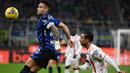 Penyerang Inter Milan, Lautaro Martinez (kiri) berebut bola atas dengan pemain Monza pada pekan ke-28 Serie A Italia di Stadion Giuseppe Meazza, Milan pada 8 Maret 2025 waktu setempat atau Minggu (9/3/2025) dini hari WIB. (Isabella BONOTTO/AFP)