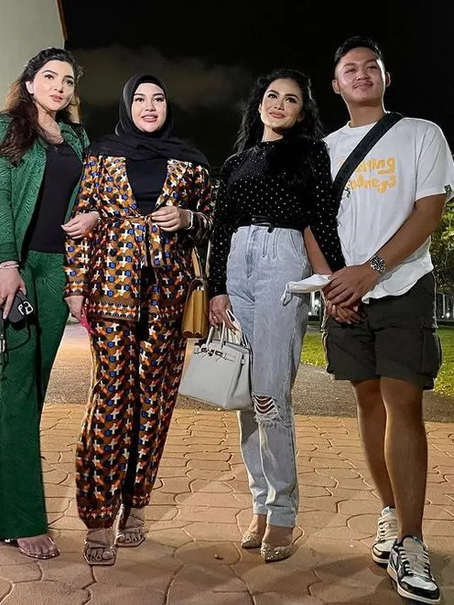7 Potret Lebaran Krisdayanti dan Ashanty di Singapura, Berkumpul Bersama Anak