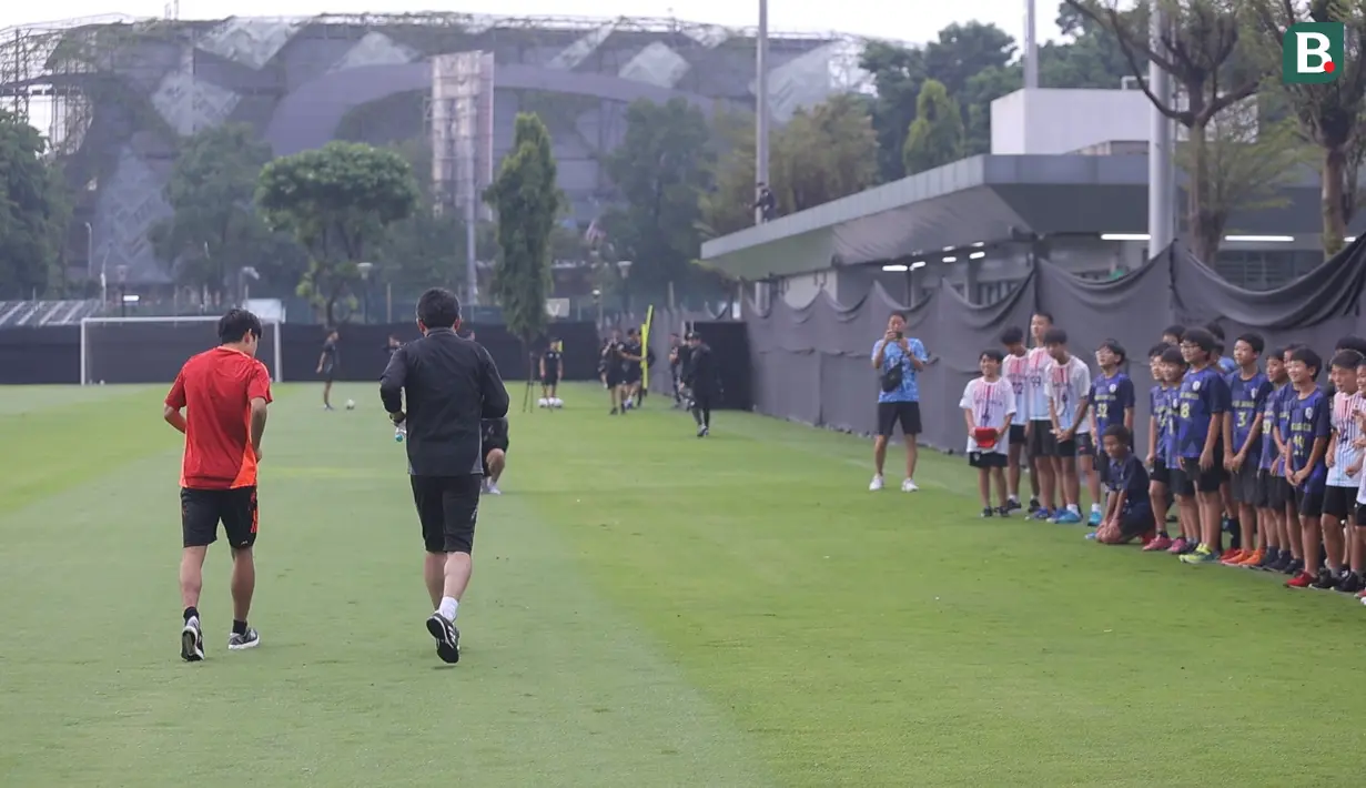 Pemain Timnas Jepang, Takefusa Kubo (kiri) menyapa sejumlah anak-anak yang tergabung ke dalam sekolah sepak bola Jakarta Japan Club (JJC) sebelum sesi latihan yang berlangsung di Lapangan A, Senayan, Jakarta, Selasa (12/11/2024). (Bola.com/Bagaskara Lazuardi)