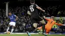 Aksi pemain Everton, Theo Walcott melepaskan tembakan ke gawang Leicester City pada lanjutan Premier League pekan ke-25 di Goodison Park, Liverpool (1/2/2018). Everton menang 2-0. (Nick Potts/PA via AP)