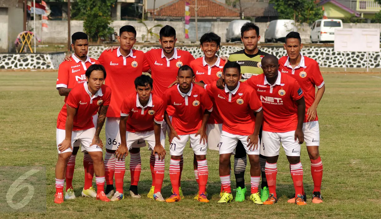 jumlah pemain inti Persija berfoto jelang laga uji coba melawan PSAL di Lapangan Mako Brimob Kelapa Dua, Depok, Rabu (26/8/2015). Persija melakukan laga uji coba sebagai persiapan menghadapi turnamen Piala Presiden 2015. (Liputan6.com/Helmi Fithriansyah)