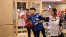 Dengan adanya mesin tersebut, darts diharap bisa semakin dekat untuk menjadi olahraga prestasi sekaligus bagian dari gaya hidup. Tampak dalam foto, Sun Xiu Ling, (Dartslive Official asal Singapura), Phuay Wei, dan Tirta Suparjo saat peluncuran Darts Station di lantai F7 FX Sudirman, Senayan, Jakarta pada Sabtu (15/11/2025). (Bola.com/Abdul Aziz)