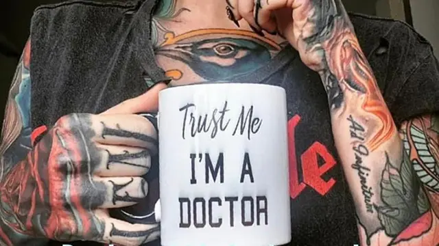 Sarah Gray, seorang dokter dengan tato terbanyak.