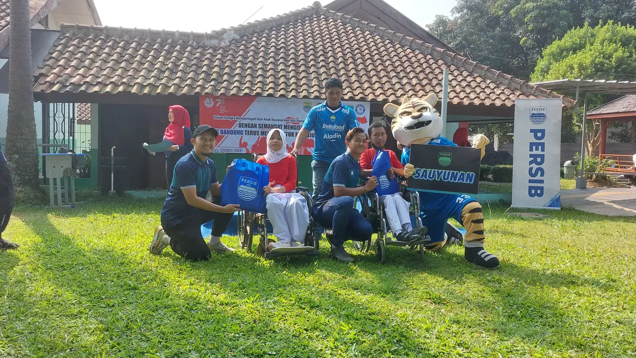 Persib Bandung Hibur Siswa-Siswi SLB di Bandung