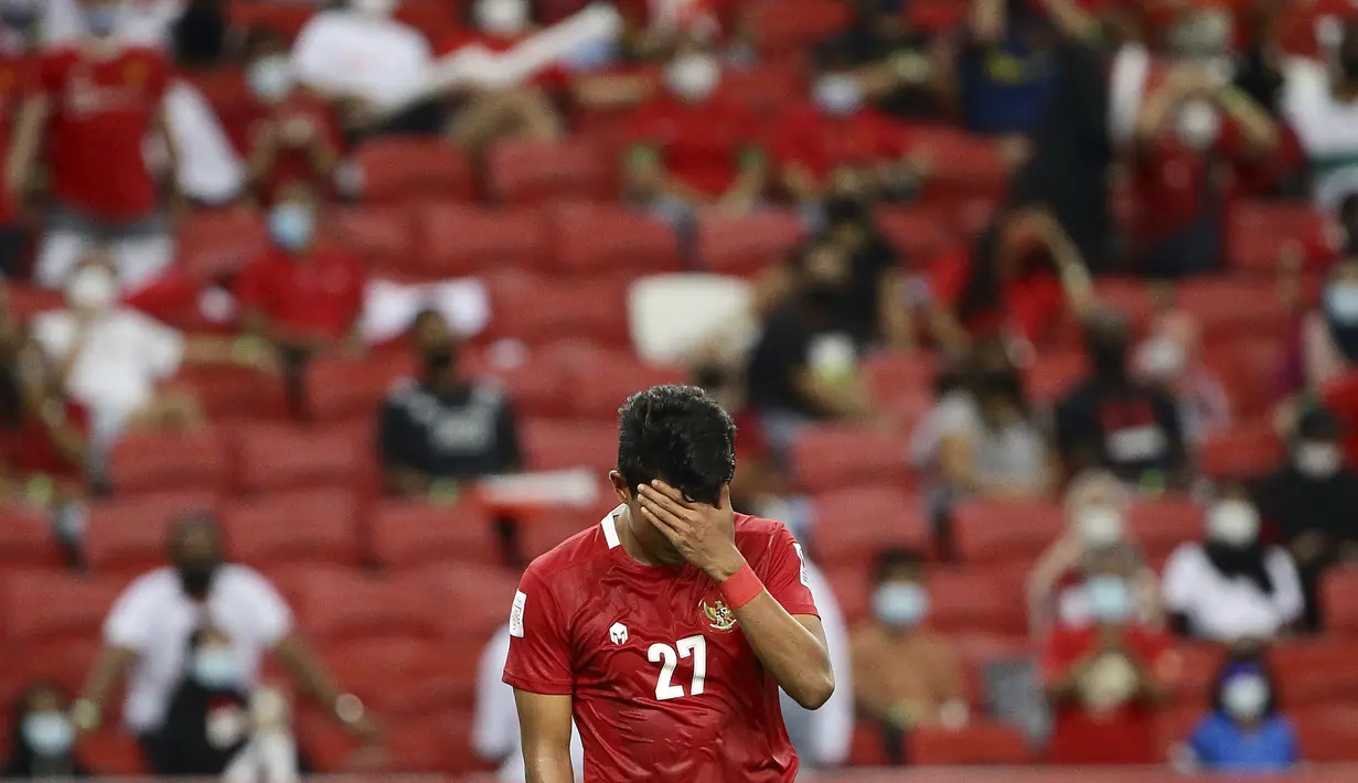 Hingga laga usai, Dedik Setiawan dan kawan-kawan tidak mampu mencetak satu gol pun dan skor 0-4 menjadi modal yang terbilang berat untuk menghadapi leg kedua, 1 Januari 2022 mendatang. (AP/Suhaimi Abdullah)
