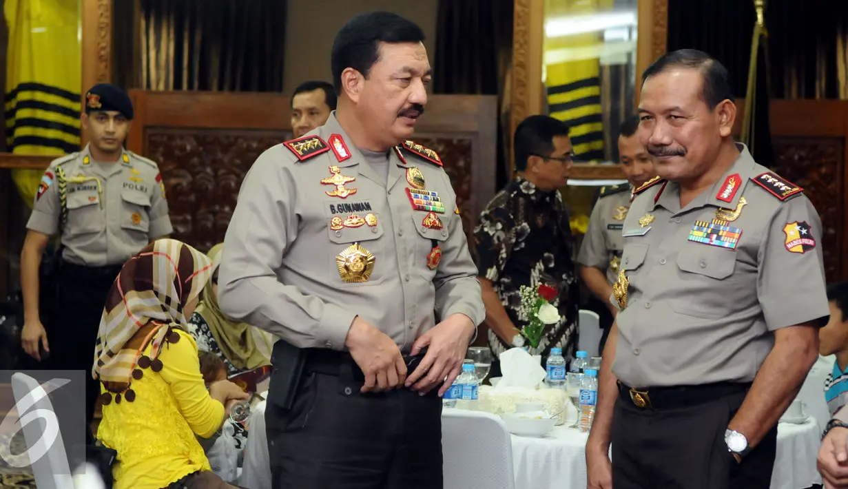 Kapolri, Jenderal Pol Badrodin Haiti (kanan) berbincang dengan Wakapolri, Komjen Pol Budi Gunawan usai menyerahkan bantuan kepada keluarga korban teror Jakarta di Mabes Polri, Jakarta, Jumat (22/1/2016). (Liputan6.com/Helmi Fithriansyah)