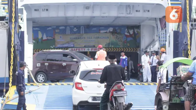 Terpantau kendaraan penumpang memasuki kapal di Pelabuhan Jangkar  untuk mudik lebih awal (Hermawan Arifianto/Liputan6.com)