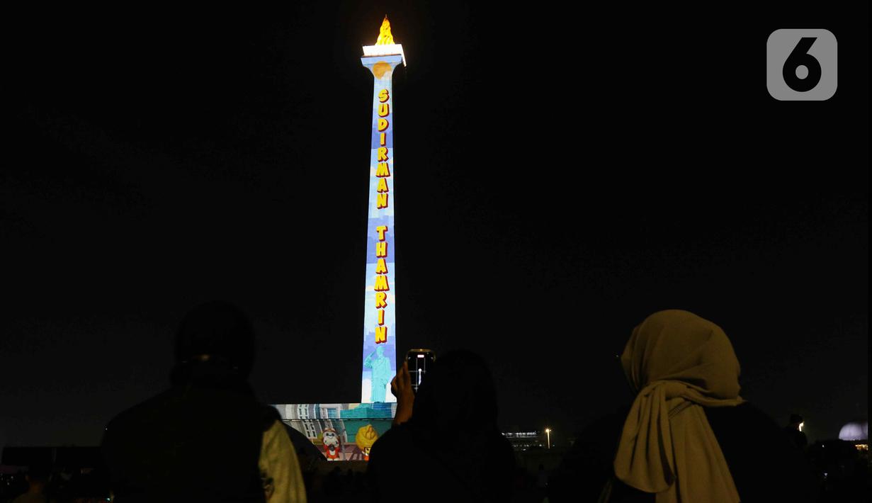 Pagelaran video mapping di Monas hadir untuk memeriahkan libur Natal dan tahun baru. (Liputan6.com/Herman Zakharia)