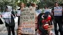 Seorang aktivis membawa sebuah topeng saat aksi di depan gedung KPK, Jakarta, Senin (12/10/2015) Mereka menolak revisi UU no 30 th2002 tentang KPK karena dinilai akan melemahkan KPK. (Liputan6.com/Helmi Afandi)