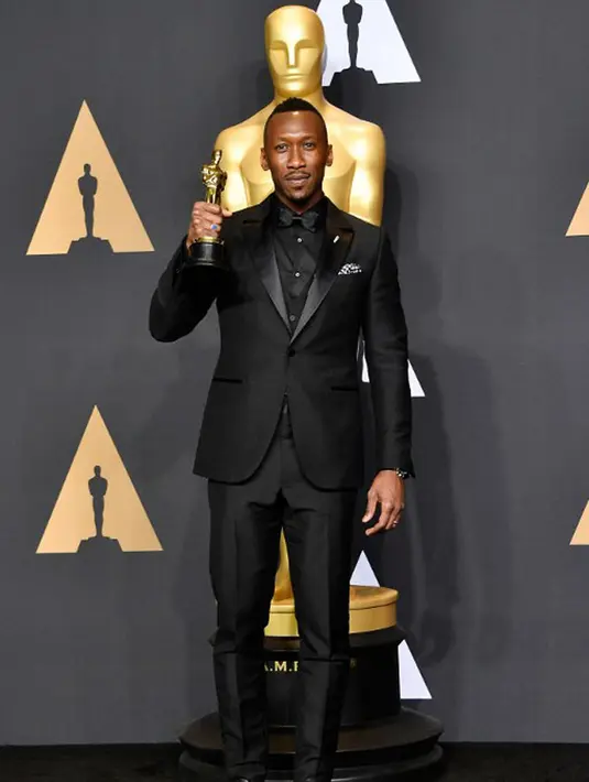 “Aku pun ingin berterima kasih kepada istriku yang selalu membantu melewati proses dan karierku selama ini juga selalu memberikan dukungan,” ucap Mahershala Ali di panggung Oscar 2017. (AFP/Bintang.com)
