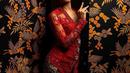 Selain itu, gadis kelahiran Amerika Serikat 25 tahun silam itu tampil memesona dengan kebaya merah. Dilengkapi hiasan mahkota dan makeup tebal, tak herna jika dirinya bak pancarkan aura wanita Tanah Jawa. (Liputan6.com/IG/@erinagudono)