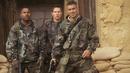 George Clooney, Mark Wahlberg, dan Ice Cube dalam film Three Kings. (Warner Bros.  via IMDb)