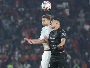 Pemain belakang Persija, Van Basty Sousa E Silva (Sousa - kanan) berebut bola dengan penyerang PSIM, Ermin Haljeta (N. Haljeta) pada pertandingan pekan ke-14 BRI Super League musim 2025/2026 di Stadion Utama Gelora Bung Karno, Jakarta, Jumat (28/11/2025). Persija Jakarta sukses mengunci tiga poin di kandang sendiri usai mengalahkan PSIM Yogyakarta dengan skor 2-0. (Bola.com/M Iqbal Ichsan)