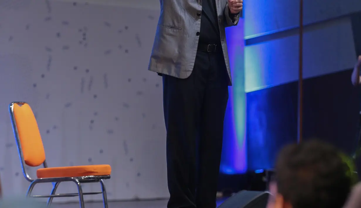 Motivator Tung Desem Waringin saat berbagi pengalaman-pengalaman hidupnya dalam Emtek Goes to Campus 2018 di Universitas Kristen Petra, Surabaya, Jawa Timur, Rabu (14/11). (Liputan6.com/Faizal Fanani)