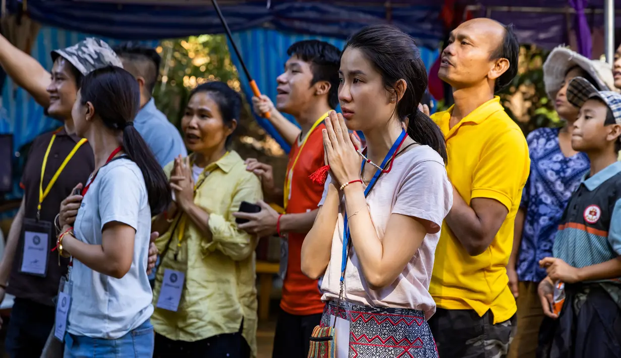 Gambar yang dirilis oleh Metro Goldwyn Mayer Pictures ini menunjukkan Pattrakorn "Ploy" Tungsupakul (depan) dalam sebuah adegan film Thirteen Lives. Gua tersebut terletak dalam gua wisata Tham Luang Nang Non di Provinsi Chiang Rai, Thailand. (Vince Valitutti/Metro Goldwyn Mayer Pictures via AP)