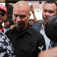 Ahmad Dhani Sempat emosi mendengar tangisan ibunya saat rumahnya digeledah polisi.