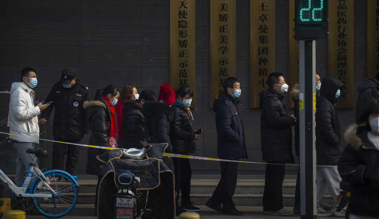 Orang-orang yang memakai masker pelindung berbaris untuk pengujian massal COVID-19 di Beijing, China, Jumat (22/1/2021). Beijing memerintahkan pengujian COVID-19 untuk sekitar dua juta orang menyusul kasus baru. (AP Photo/Mark Schiefelbein)