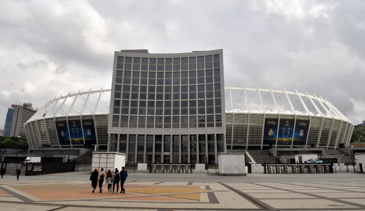 Suasana di luar stadion NSC Olimpiyskiy yang akan menjadi tuan rumah final Liga Champions 2018 antara Real Madrid vs Liverpool, di Kiev, Senin (14/5). Stadion Olimpiyskiy kali pertama dibuka pada 12 Agustus 1923. (AFP/Sergei SUPINSKY)
