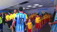 Messi Bikin Anak Maskot ini Patah Hati