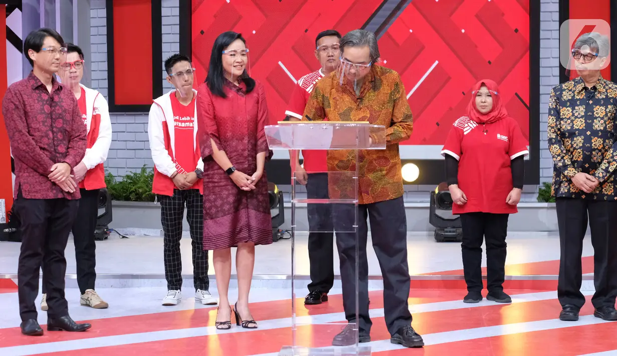 Direktur Smesco Indonesia Leonard Theosabrata (kedua kanan) saat menandatangani kolaborasi dan digitalisasi untuk mendukung kemajuan UMKM di Indonesia di Jakarta, Sabtu (19/12/2020). Kerja sama yang dilakukan tersebut juga merupakan bagian dari semangat #BersamaMelangkahMaju. (Liputan6.com/Pool)