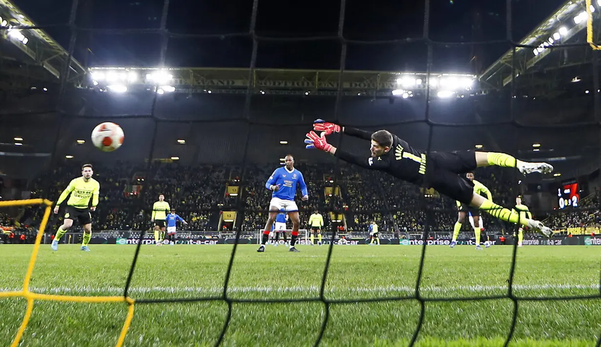 Penjaga gawang Borussia Dortmund Gregor Kobel menerima gol dari pemain Rangers John Lundstram pada pertandingan sepak bola Liga Europa di Dortmund, Jerman, 17 Februari 2022. Borussia Dortmund kalah 2-4. (AP Photo/Martin Meissner)