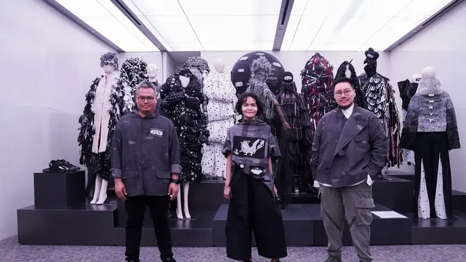 Eko Nugroho bersama Chitra Subyakto dan Felix Tjahyadi pada event pameran SMM x Eko Nugroho (Foto Dok: Sejauh Mata Memandang)