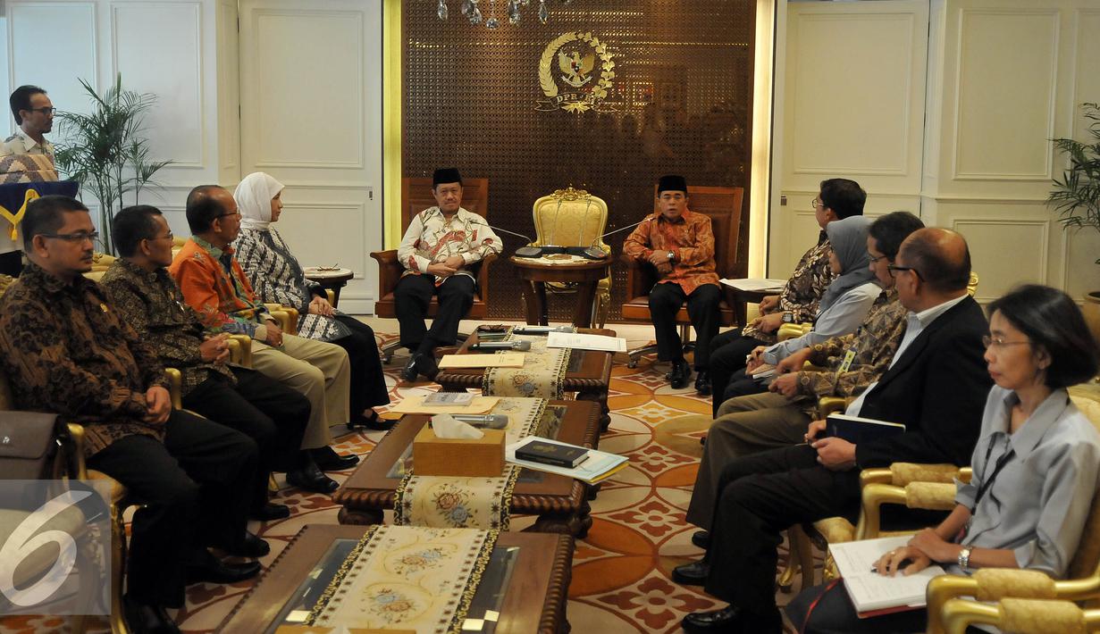 Suasana pertemuan anatara Pimpinan Komisi Yudisial (KY) Aidul Fitriciada Azhari dengan Ketua DPR Ade Komarudin (kanan) di Kompleks DPR membahas usulan Lima CHA dan dua Calon Hakim Ad Hoc Tipikor, Senayan, Jakarta, Kamis (30/6). (Liputan6.com/Johan Tallo)