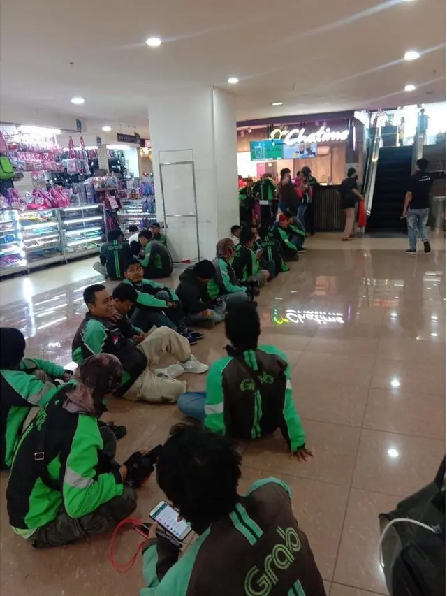 6 Momen Lucu Saat Driver Ojek Online Ambil Order Makanan