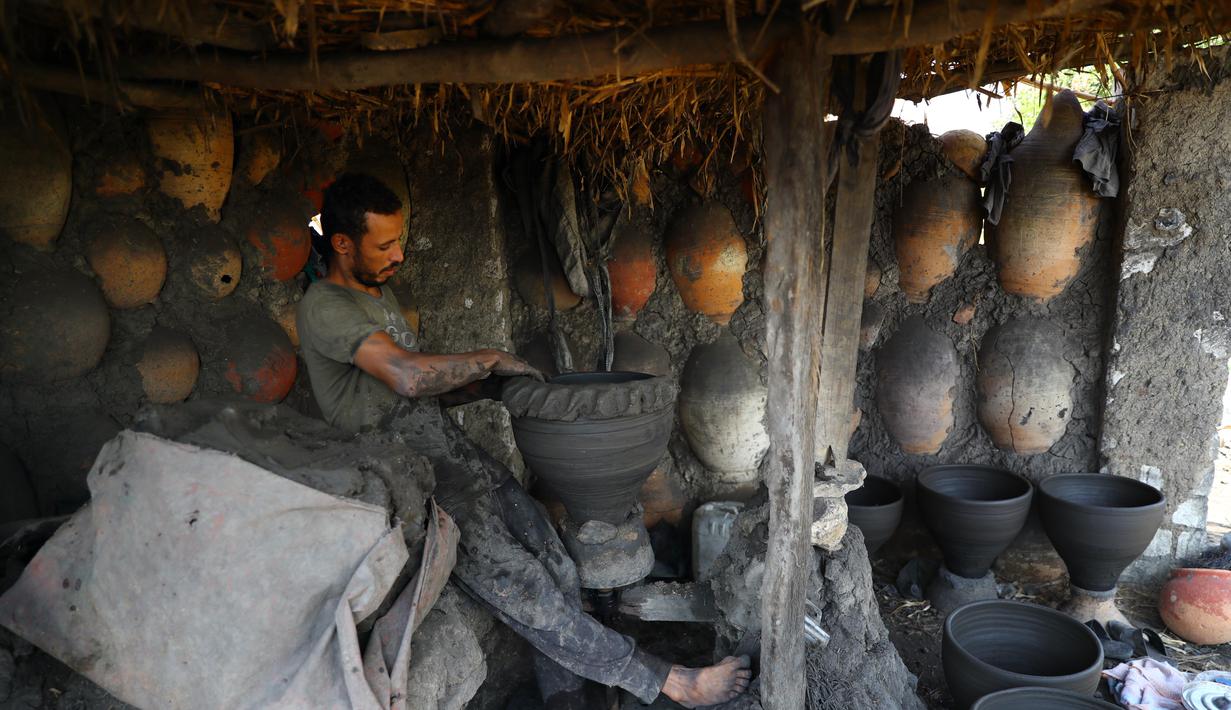 Seorang perajin tembikar bekerja di Desa Nazla di Fayoum, Mesir (5/10/2020). Desa Nazla yang terletak di Kegubernuran Fayoum, Mesir, terkenal dengan perajin tembikarnya yang masih mempertahankan teknik pembuatan tembikar dari zaman Mesir kuno. (Xinhua/Ahmed Gomaa)
