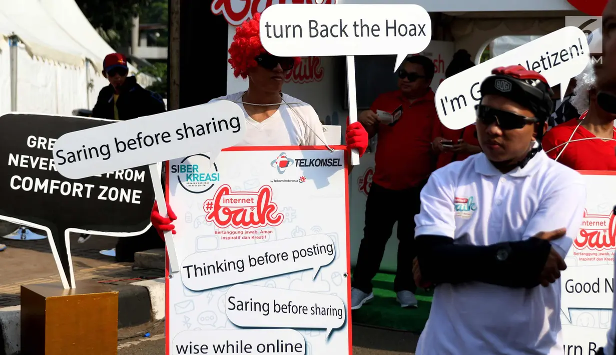 Warganet mensosialisasikan dukungan deklarasi siber kreasi melawan hoax saat CFD di Jakarta, Minggu (5/11). Siber kreasi dibentuk dari berbagai komunitas dan elemen masyarakat. (Liputan6.com/Angga Yuniar)