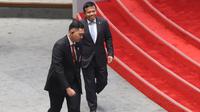 Calon Kepala Badan Intelijen Negara (BIN), Letjen TNI (Purn) Muhammad Herindra (kanan) saat menghadiri Rapat Paripurna Ke-4 DPR RI Masa Persidangan I Tahun Sidang 2024-2025 di kompleks Parlemen, Senayan, Jakarta, Kamis (17/10/2024). (merdeka.com/Arie Basuki)