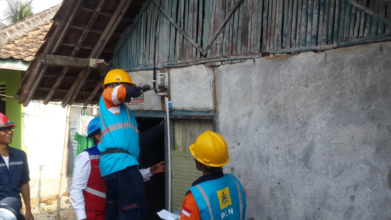 BUMN Bersinergi memberikan penyambungan listrik gratis rumah masyarakat tidak mampu. (Pebriaanto Eko Wicaksono/Liputan