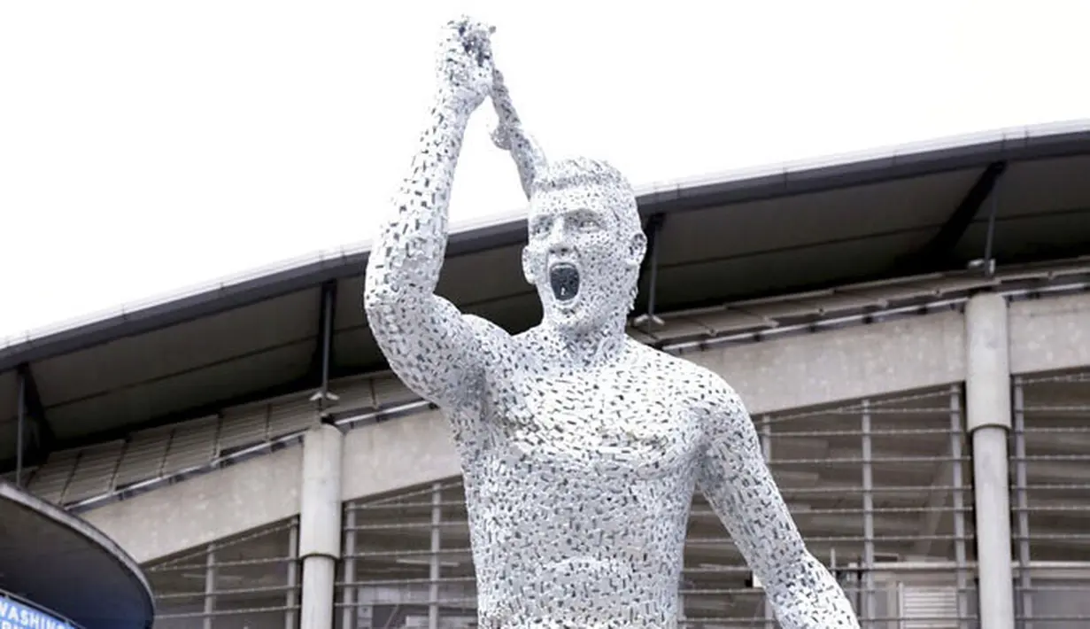 Untuk mengenang momen paling ikonik dalam sejarah Manchester City tersebut maka dibuatkan patung sang pemain di luar Stadion Etihad, Manchester. (Martin Rickett/PA via AP)