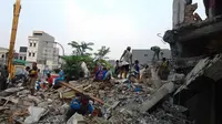 Pemulung di lokasi bangunan di Jatinegara yang dirobohkan. (Liputan6.com/Ahmad Romadhoni)