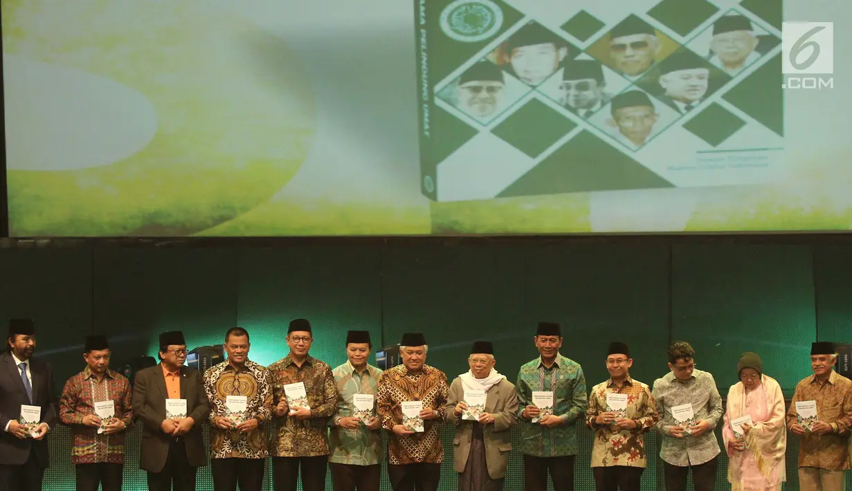 Ketua MUI KH Ma'ruf Amin foto bersama dengan sejumlah pejabat tinggi negara dan tokoh pada acara Milad MUI ke-42 dan Anugerah Syiar Ramadan 2017 di Jakarta, Kamis malam (26/7). (Liputan6.com/Herman Zakharia)