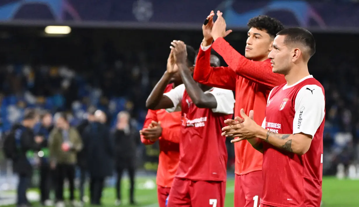 Braga yang dipaksa menyerah 0-2 dari Napoli harus puas menempati peringkat ketiga grup C Liga Champions. Tapi Braga masih akan berkompetisi di Liga Europa.  (AFP/Alberto Pizzoli)