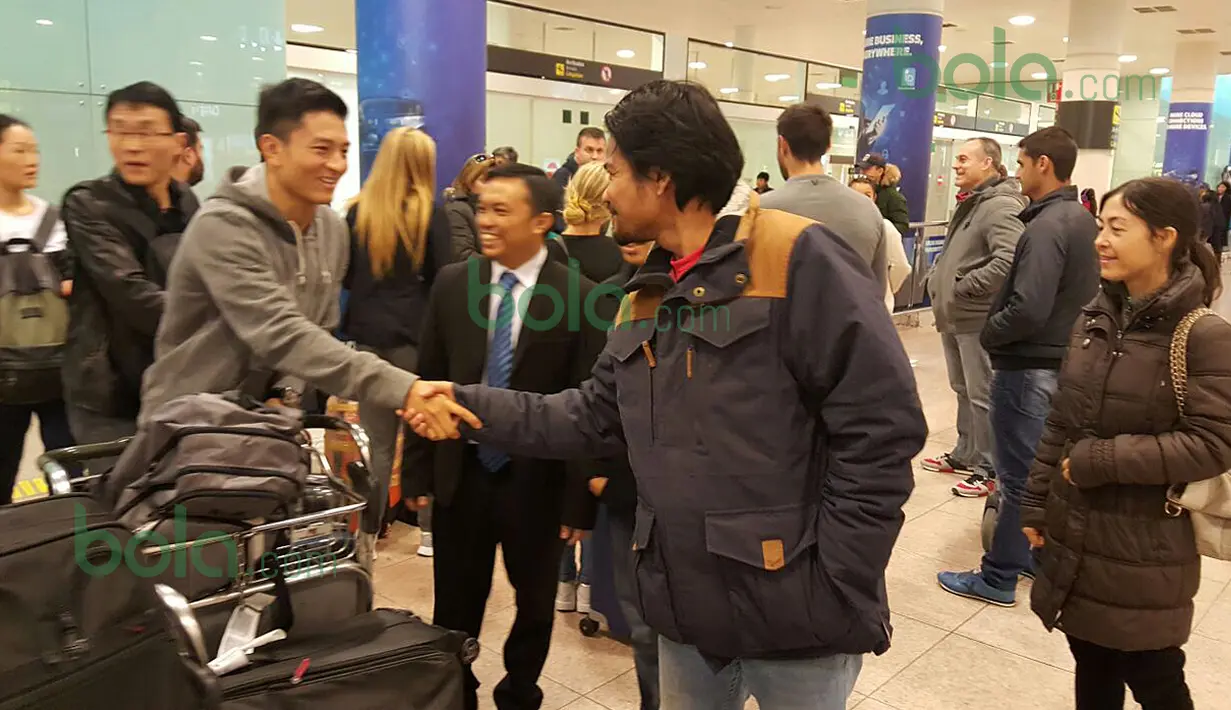 Rio Haryanto juga disambut warga Indonesia di Bandara El Prat, Barcelona, Spanyol, Sabtu (20/2/2016). (Bola.com/Istimewa)