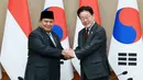 Kedua pemimpin negara tersebut akan membahas kerja sama strategis, terutama di bidang Artificial Intelligence (AI) atau Kecerdasan Buatan, energi (PLTN), pertahanan, dan investasi. Tampak dalam foto, Presiden Republik Indonesia, Prabowo Subianto (kiri) bersama Presiden Korea Selatan Lee Jae-myung bersalaman untuk foto bersama saat pertemuan mereka di kantor kepresidenan di Seoul pada 1 April 2026. (YONHAP/AFP)