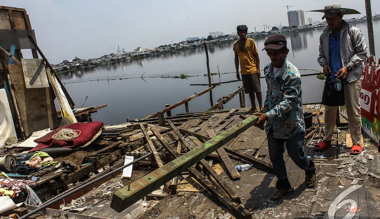 Pemprov DKI Jakarta merelokasi ratusan keluarga secara bertahap sebagai lanjutan program revitalisasi Waduk Pluit, Jakarta, Rabu (5/11/2014) (Liputan6.com/Faizal Fanani)