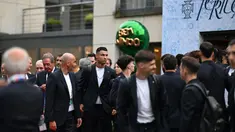 Cristiano Ronaldo dan sejumlah pemain Timnas Portugal tiba di hotel tempat menginap jelang Euro 2024 di Harsewinkel, Jerman, Rabu (13/06/2024) waktu setempat. (AFP/Patricia De Melo Moreira)