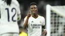 Penyerang Real Madrid Vinicius Junior melakukan selebrasi setelah mencetak gol kedua timnya ke gawang Deportivo Alaves dalam laga jornada 36 La Liga 2023/2024 di Santiago Bernabeu, Rabu (15/5/2024) dini hari WIB. (AP Photo/Jose Breton)