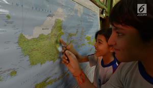 Sejumlah siswa mencari lokasi calon ibu kota baru pada peta saat kegiatan belajar bertema wawasan Nusantara di SDN Menteng 02, Jakarta, Selasa (27/8/2019). Kegiatan belajar wawasan Nusantara itu memberitahukan lokasi pemindahan ibu kota RI dari Jakarta ke Kalimantan Timur.(merdeka.com/Imam Buhori)
