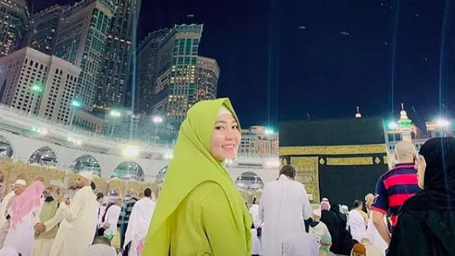 Potret 6 Pedangdut Saat Jalani Umrah, Lesti Kejora Menangis di Depan Kakbah
