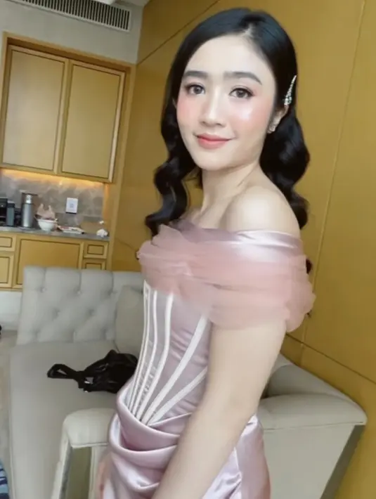 Untuk pakaian lebih modern, Febby tampil dengan rambut terurai bergaya wave ditambah  hairclipnya. @febbyrastanty