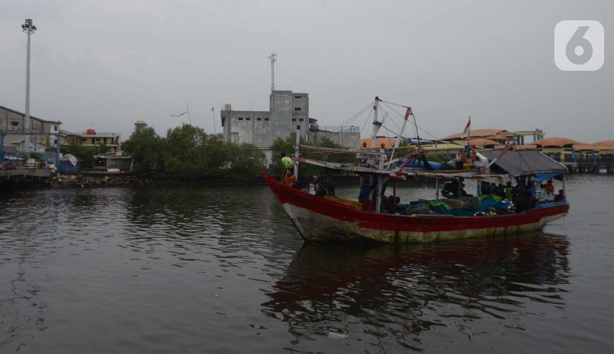 Nelayan tradisional menurunkan hasil tangkapan ikan di Pelabuhan Muara Angke, Jakarta, Sabtu (19/2/2022). Nelayan mengatakan hasil tangkapan ikan mulai membaik seiring pergantian musim dan angin barat. (merdeka.com/Imam Buhori)