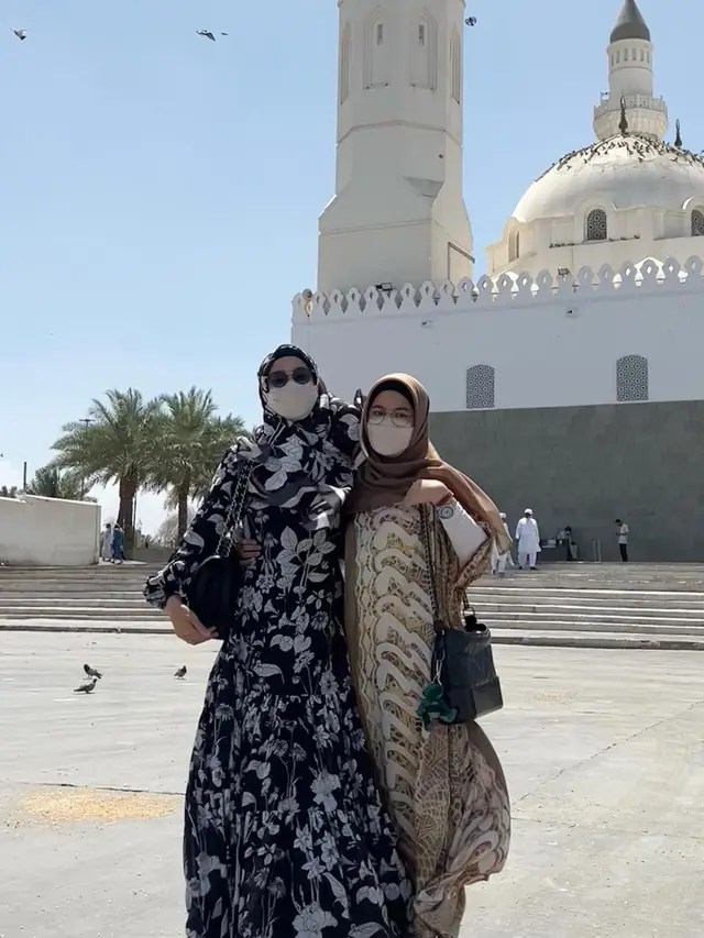6 Potret Desy Ratnasari Jalani Umrah Bersama Putrinya